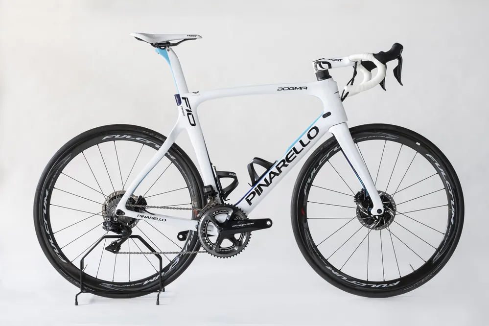SILNIČNÍ KOLO PINARELLO DOGMA F10 DISK (Černá) Endorphin Republic Omezená Nabídka